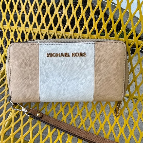 Michael Kors Handbags - Michael Kors Wallet Colorblock